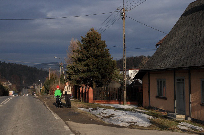 88-IMG 1586 -- Ostatni etap pętli biegnie równolegle do szosy Stryszawa – Łękawica