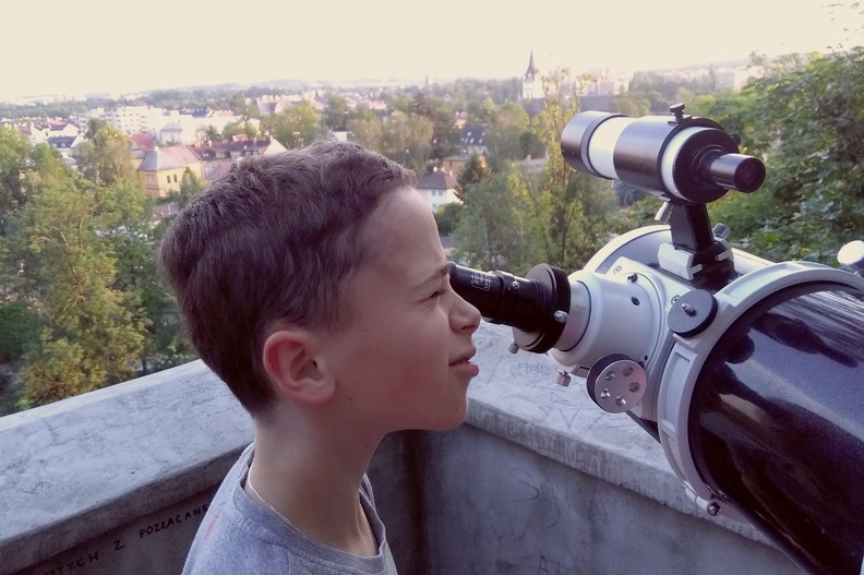 18-IMG 195724 -- Po zejściu z Wieży Piastowskiej zajrzeliśmy także na pozostałości Wieży Ostatecznej Obrony. To zdjęcie wykonano już na południowym występie zamkowych murów obronnych, na widokowym tarasie ponad Olzą. Stąd mamy okazję poczynić jeszcze dalsze obserwacje,
przy użyciu niesłychanie specjalistycznych instrumentów! Na zdjęciu: Mikołaj przygląda się budynkowi wieńczącemu... szczyt Lysé hory
[Fot. z telefonu]