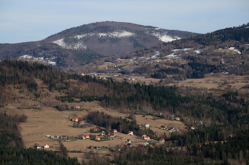 084-IMG 6128 -- Z lewej strony pozdrawia nas stary druh, Jałowiec